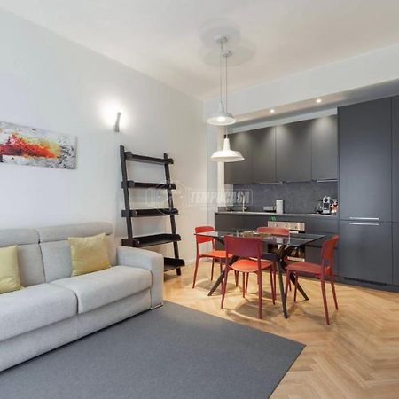 Milano: Incantevole Appartamento In Pieno Centro - Fancy Yellow Apartments Bagian luar foto